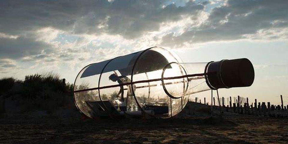 Artista navegará dentro de una botella gigante