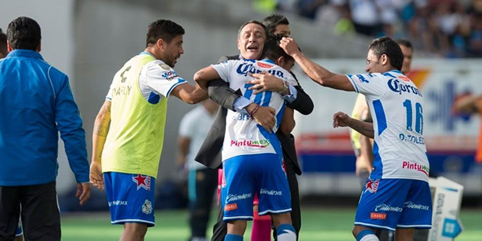 Puebla remonta y vence a Pumas