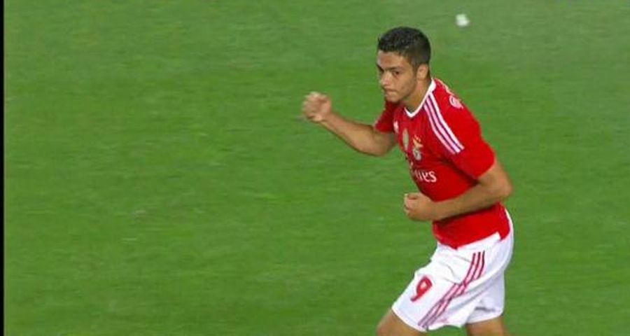 Marca Raúl Jiménez su primer gol con el Benfica