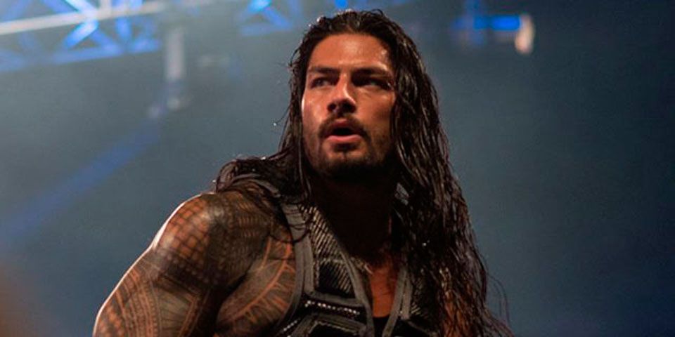 Fanático ataca a luchador durante evento de la WWE