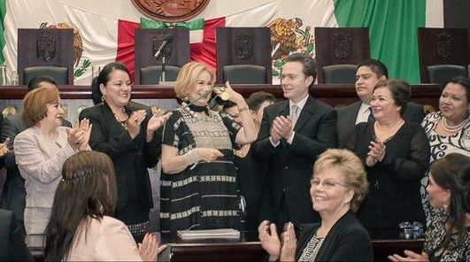 Otorgan a Guadalupe Loaeza la Medalla Rosario Castellanos