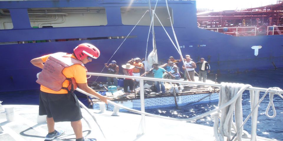 SEMAR rescata a 12 cubanos de una balsa