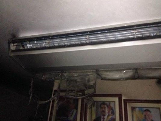 Queman cuadros de Hugo Chávez y Maduro en Venezuela