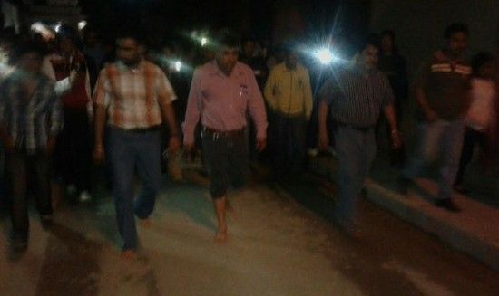 Obligan a funcionarios municipales a caminar descalzos en calles deterioradas