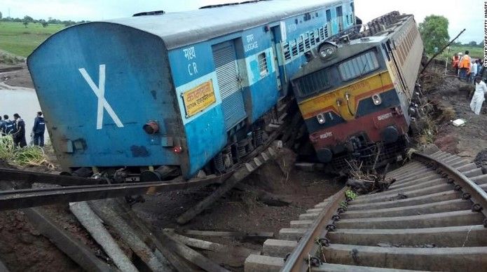 Mueren 27 por descarrilamiento de trenes en India Mueren 27 por descarrilamiento de trenes en India