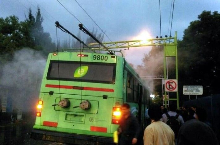 Trolebús se incendia con 50 pasajeros a bordo