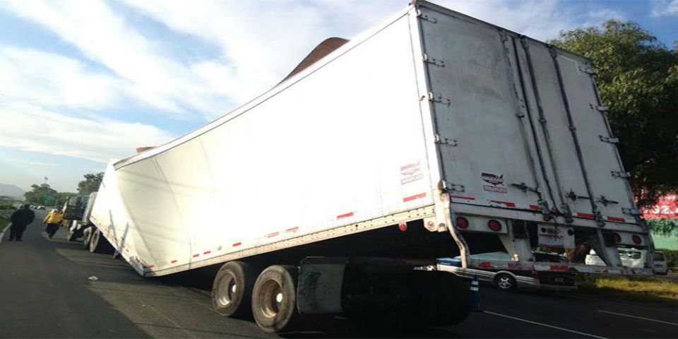 Cierran calzada Ignacio Zaragoza por incidente de tráiler