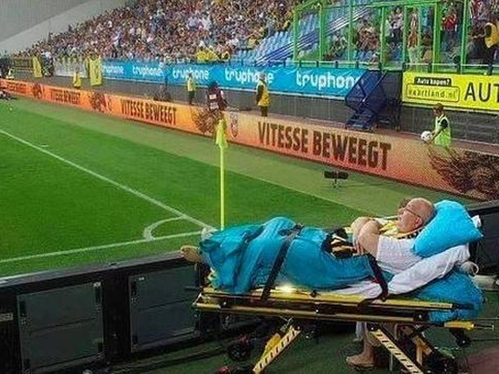 Disfruta partido de futbol desde su camilla en el estadio