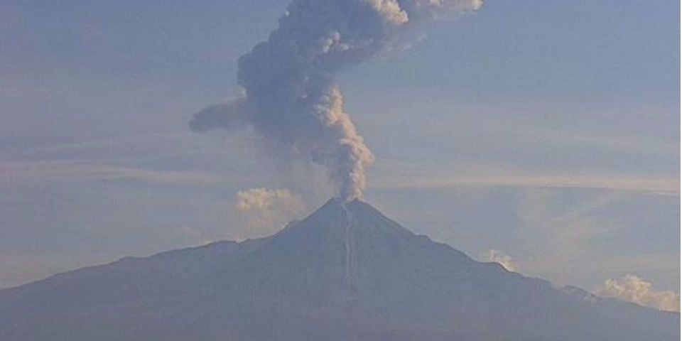 Volcán de Colima lanza columna de ceniza