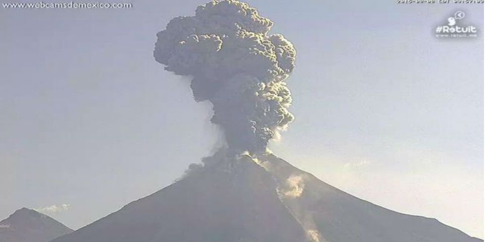 Volcán de Colima lanza dos fumarolas de 2 mil metros de altura