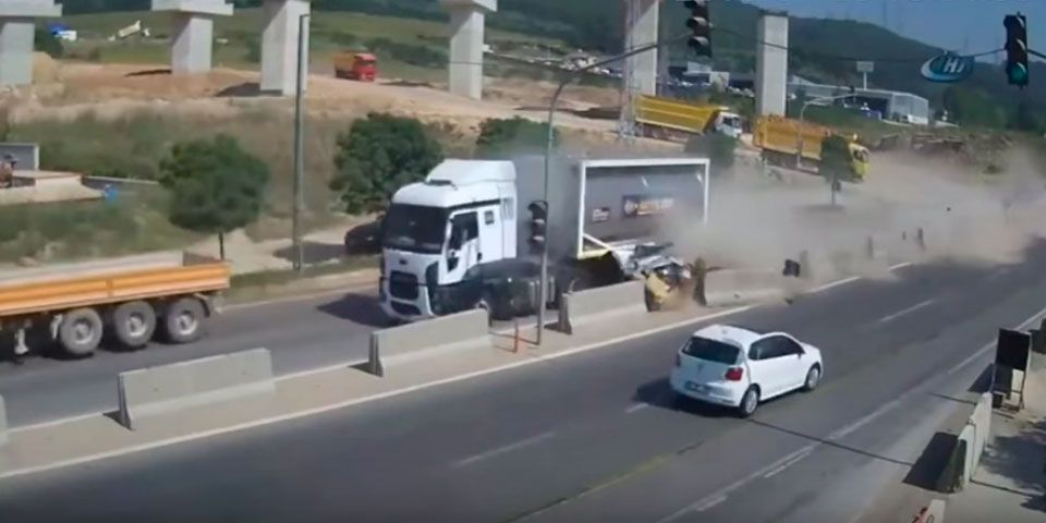 Video: camión destroza automóvil en Turquía Video: camión destroza automóvil en Turquía