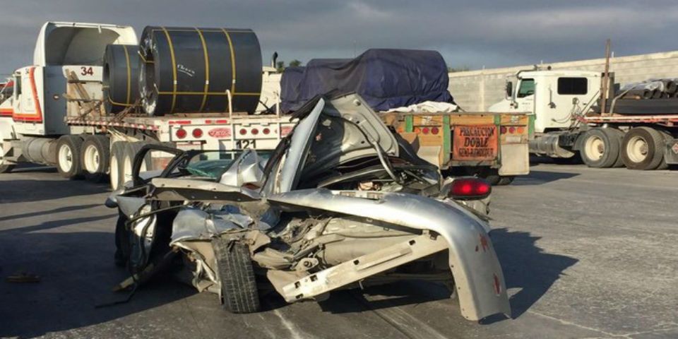 Conductor se salva de morir prensado