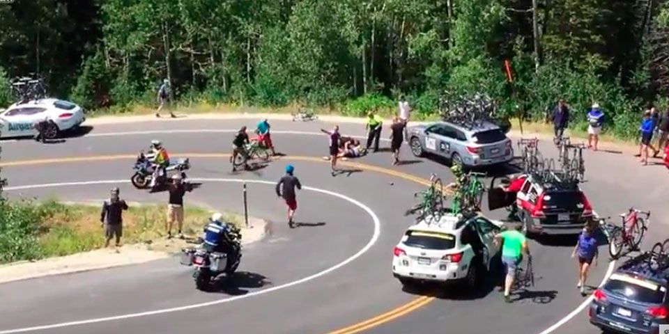 Video: ciclista se estrella contra vehículo de apoyo Video: ciclista se estrella contra vehículo de apoyo