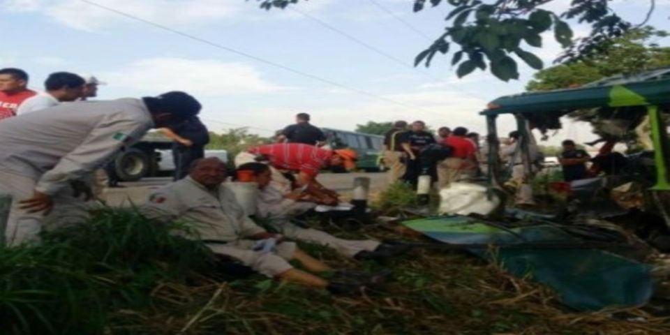 Accidente carretero deja 14 trabajadores de Pemex heridos