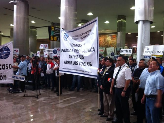 Manifestantes bloquean acceso del AICM