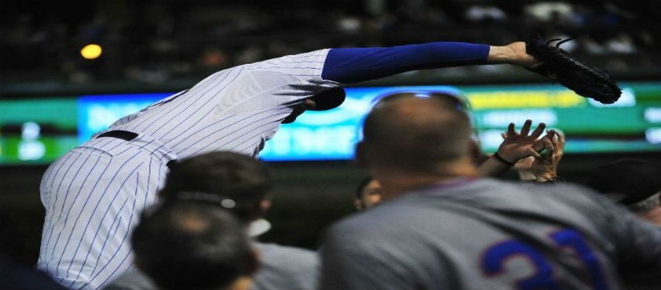 Jugador se mete a primera fila para sacar el out