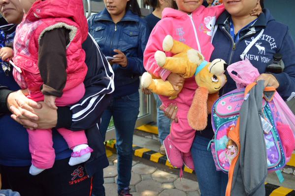 Entrega GDF tarjetas de apoyo para últiles y uniformes de preescolares