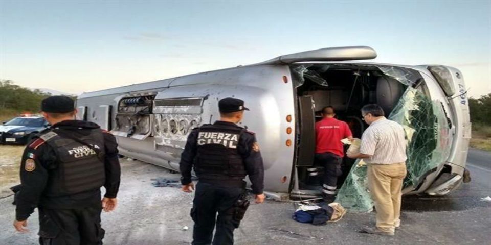 Más de 30 lesionados por volcadura en Nuevo León