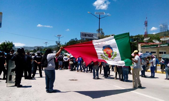 Normalistas disuelven bloqueo parcial en Autopista del Sol