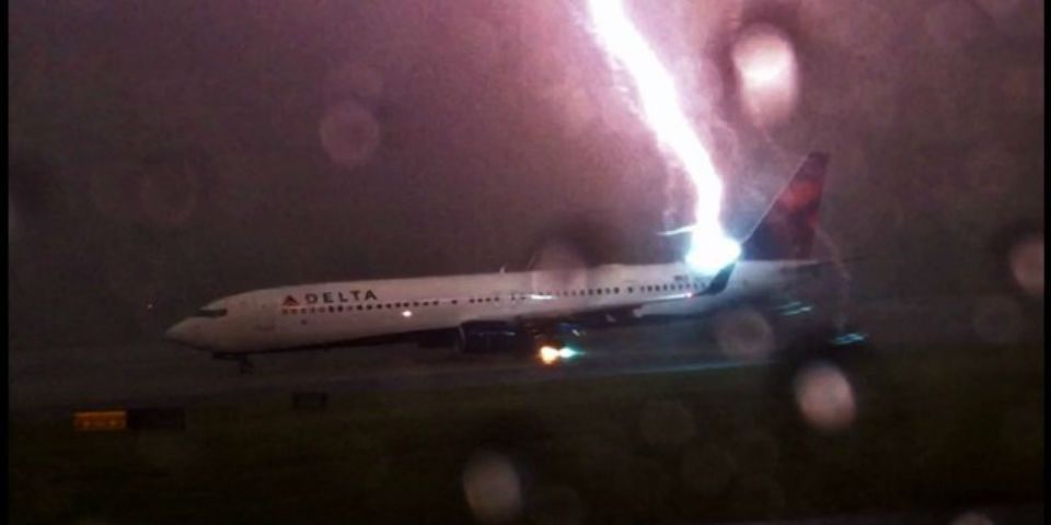 Video: un rayo impacta un avión de Delta