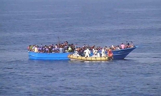 Mueren 49 inmigrantes por inhalar gases en bodega de barco