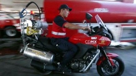 Bomberos estrenan motocicletas contra incendios