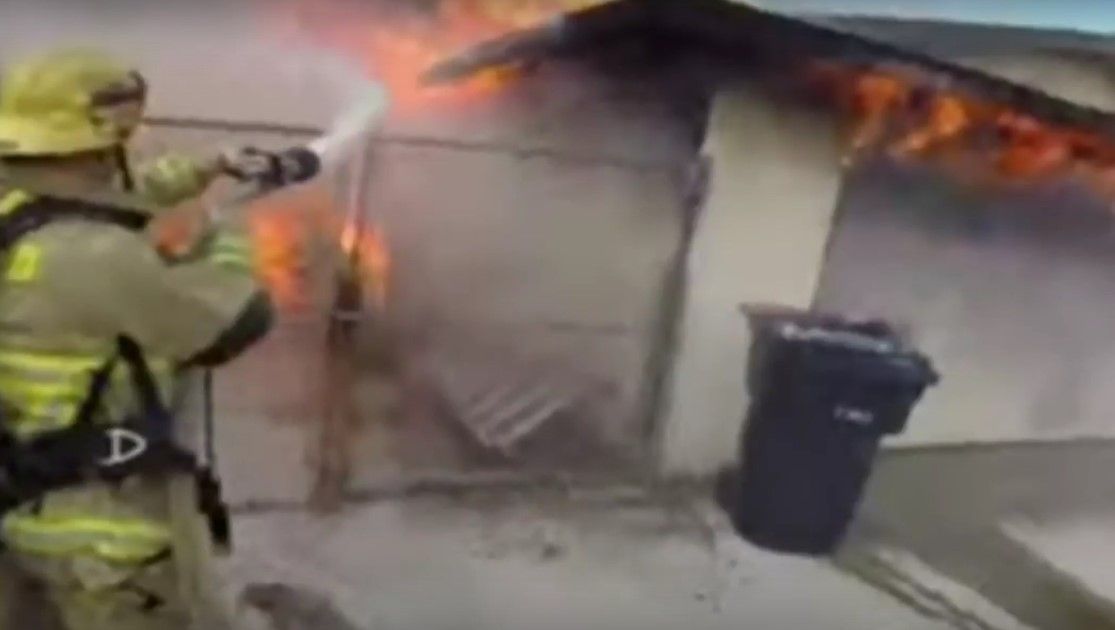 Video: bomberos apagan incendio en casa de California