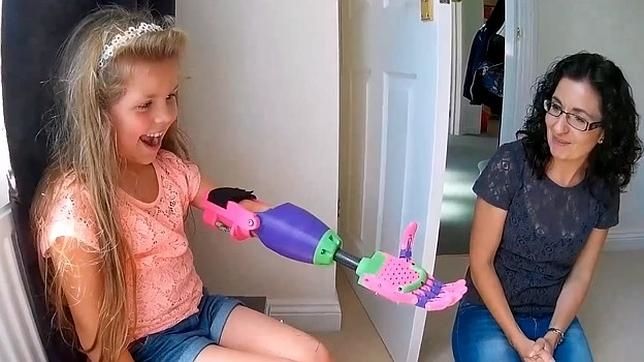 Video: niña recibe nuevo brazo hecho en impresora 3D