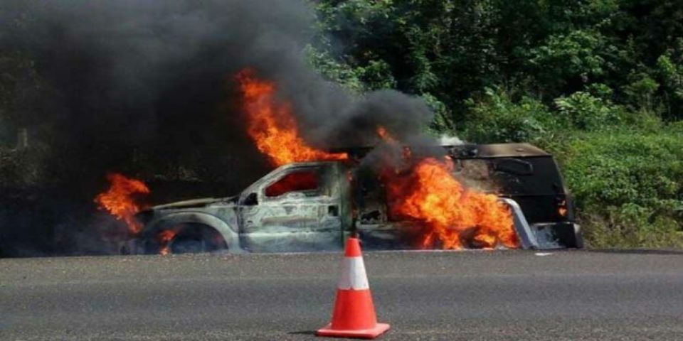 Roban 10 mdp y prenden fuego a camioneta de Cometra