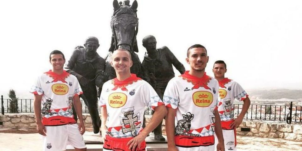 El uniforme de la discordia