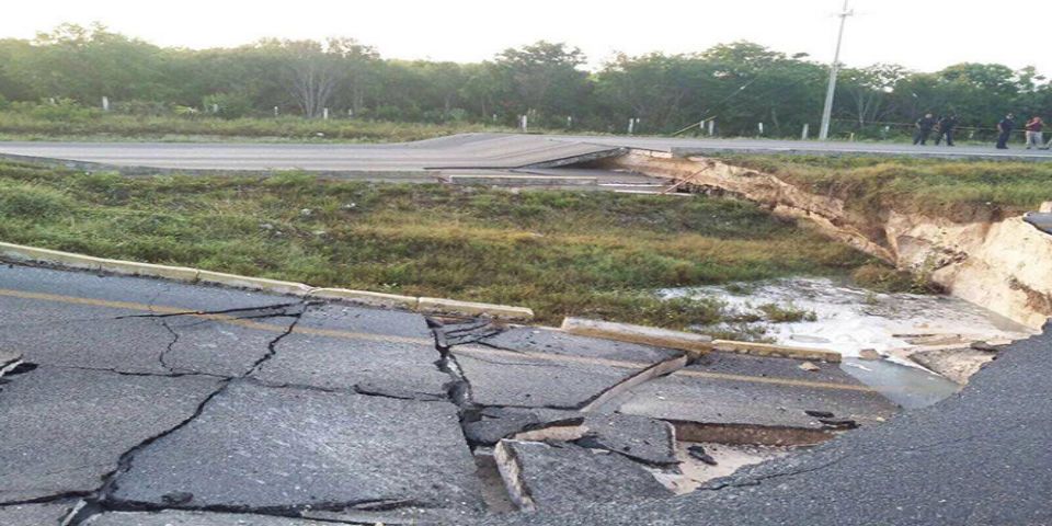 Colapsa tramo de carretera Cancún-Playa del Carmen