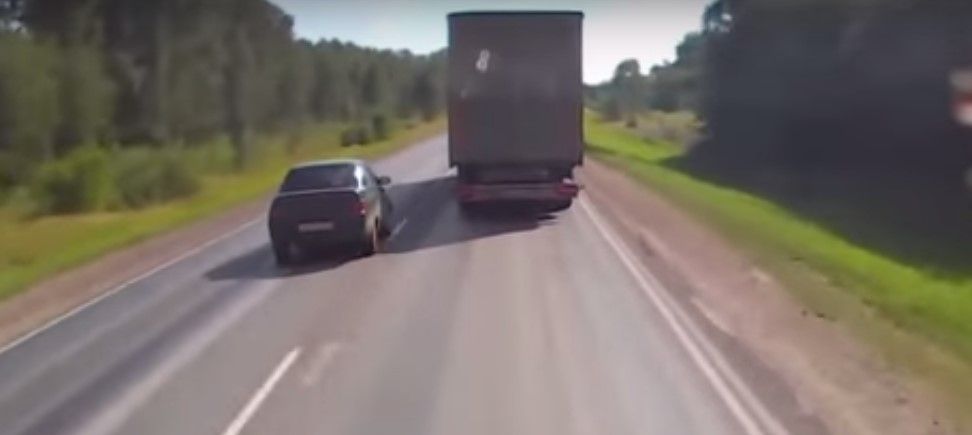 Video: impaciencia de conductor provoca choque