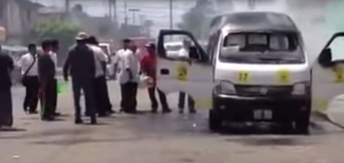 Extorsionadores incendian combi en Nezahualcóyotl