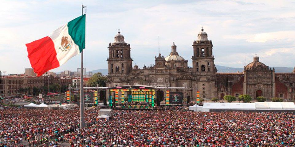 Miles bailan en el Zócalo al ritmo de la Banda El Limón Miles bailan en el Zócalo al ritmo de la Banda El Limón