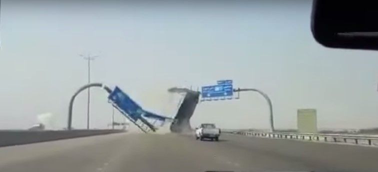 Camión de carga se estrella contra señalamiento