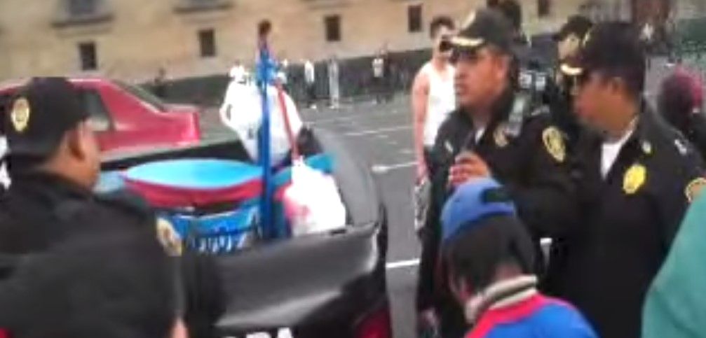 Video: policías golpean a vendedor en el Zócalo