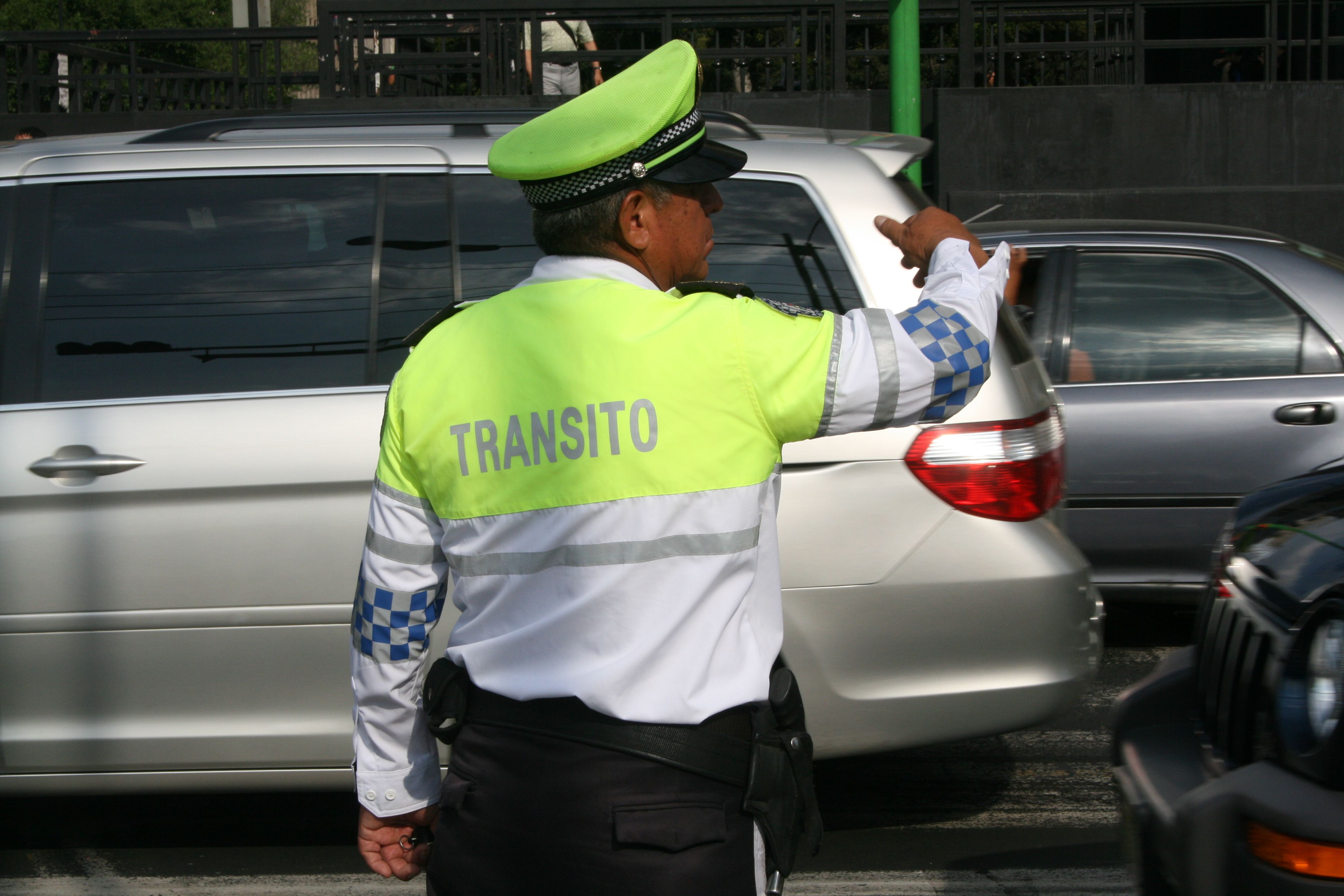 Taxista arrolla a Policía de Tránsito