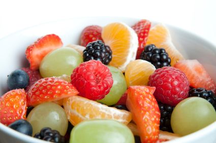 Consumir pocas calorías afecta funciones corporales - ensalada-de-frutas