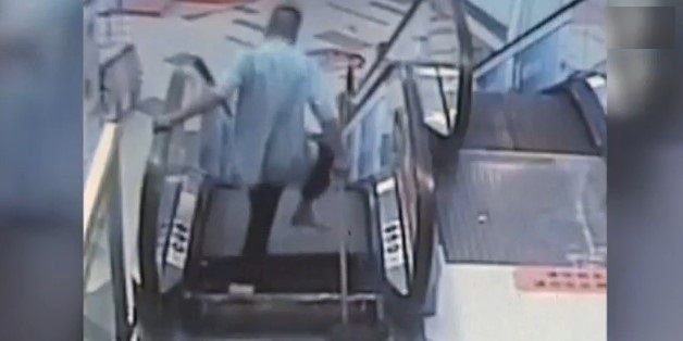 Video: hombre pierde un pie en escalera mecánica