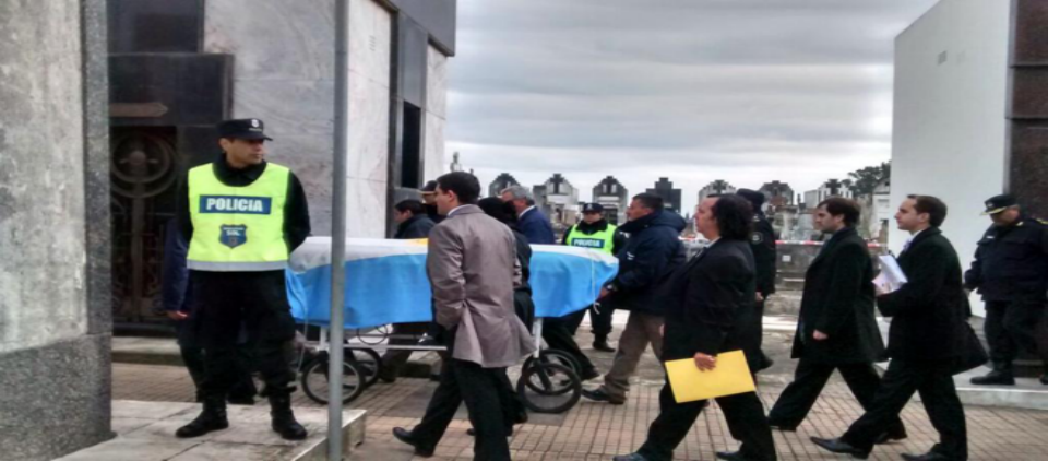 Exhuman cuerpo de Fangio por juicio de filiación Exhuman cuerpo de Fangio por juicio de filiación