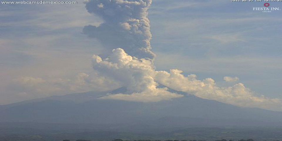 Explosión de más de 3 km de altura del Volcán de Colima