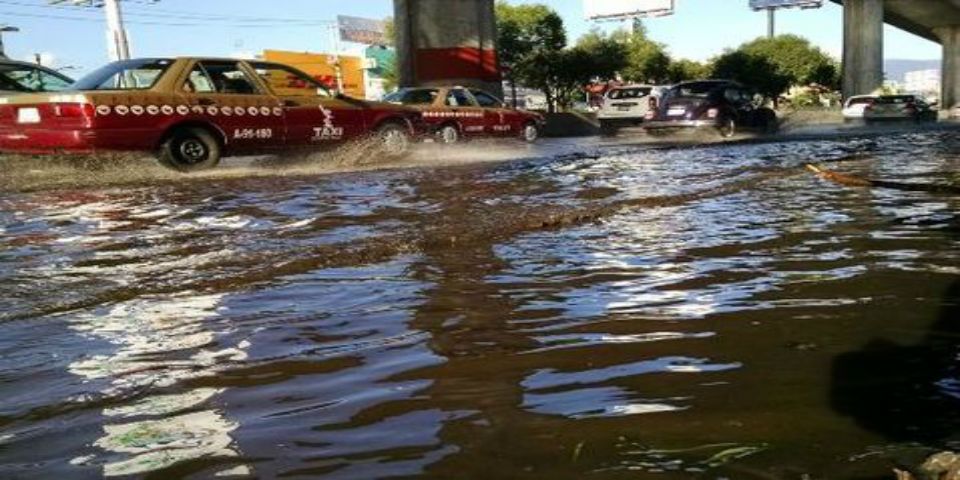 Se inunda el Periférico Sur por fuga de agua
