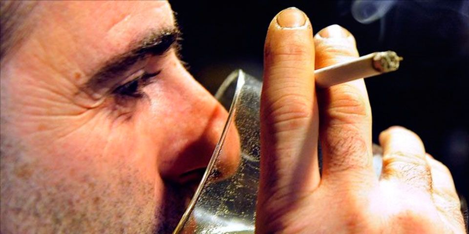 Fumar mientras se toma alcohol aumentaría la resaca