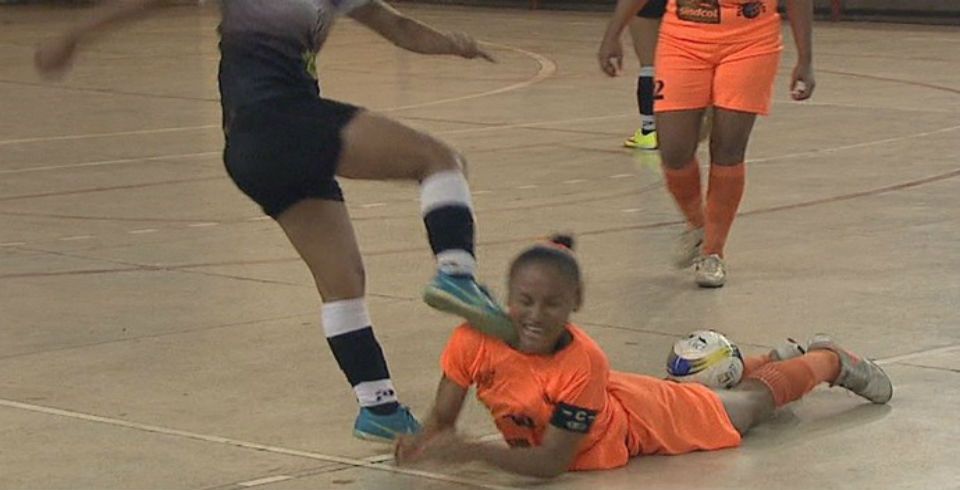 Video: jugadora patea cuello de rival