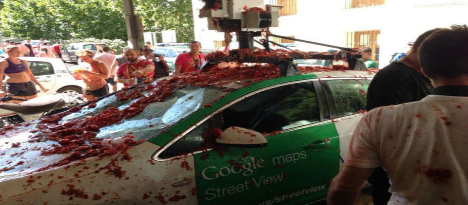 Vandalizan auto de Google durante la Tomatina