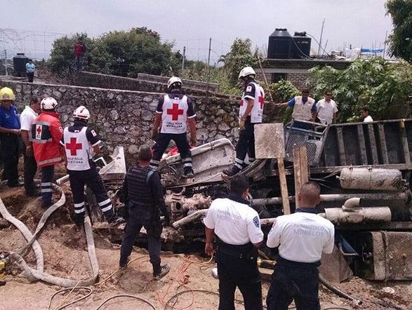 Un muerto por volcadura de grúa en Cuernavaca