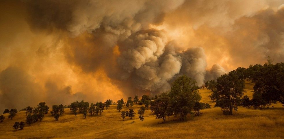 Más de 13 mil evacuados por incendios en California