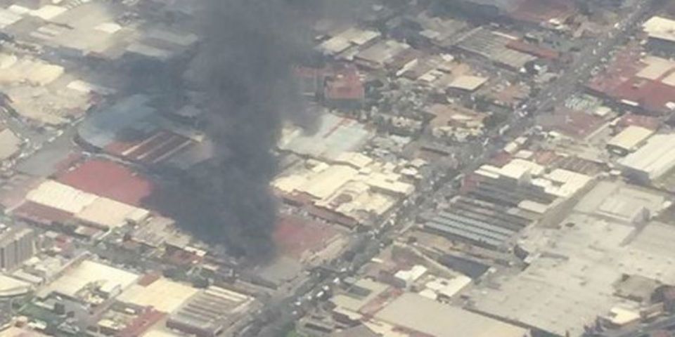 Se reavivó incendio en una empresa de Tlalnepantla