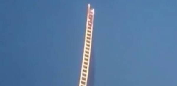Video: Artista chino construye escalera al cielo con fuegos artificiales