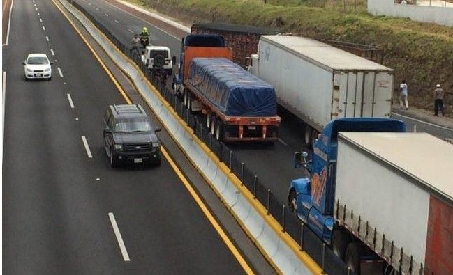 Manifestantes cierran autopista México-Acapulco